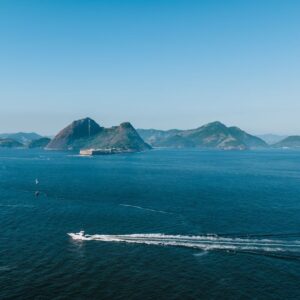 Lancha em mar aberto rumo às ilhas do litoral carioca — Ilhas Tijucas, Jogos da FENAE 2026